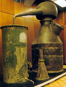 Beskrivelse: Rosen olie distilleri i Rosen Instituttets kælder museum