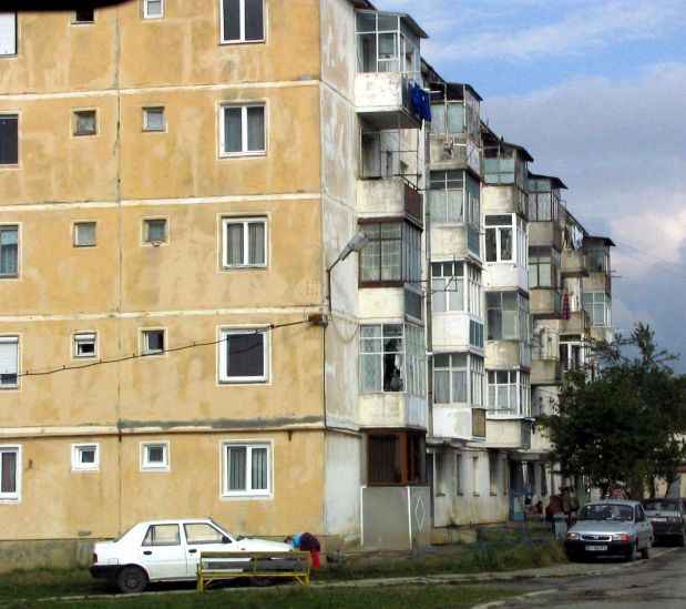 Ringe beton blok på vej til Sighişoara