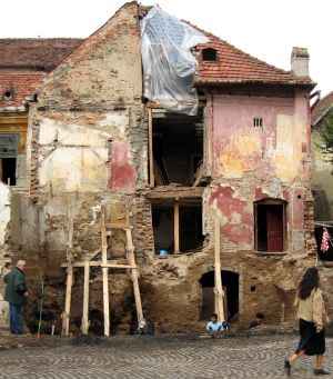 Udgravning foran faldefærdigt hus